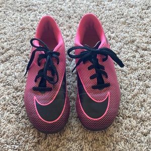 Girls Nike soccer cleats size 2 youth, excellent condition!